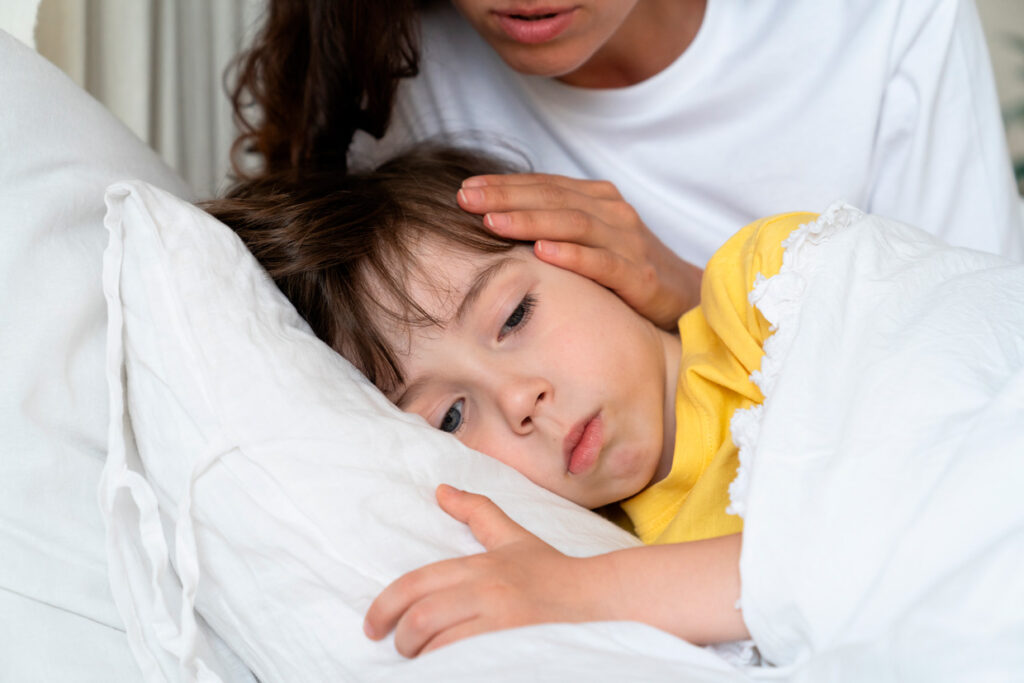 Madre con niño que tiene tos nocturna